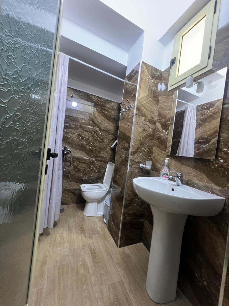 Hotel Vila Flowers Vlorë Værelse billede
